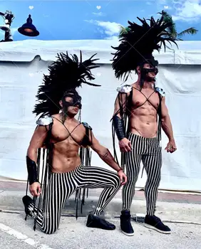Секси черно - бял, мускулест мъжки костюм на райета, бар-зебра мъжки костюми на гого черна шапка от пера концерта дрехи за модния подиум